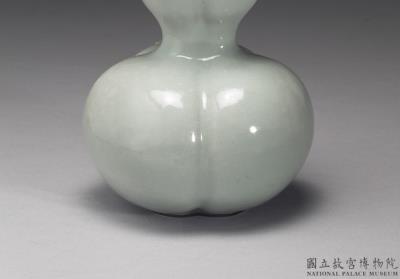 图片[2]-Gourd-shaped vase with three-neck body in pale green glaze, Qing dynasty, Qianlong reign (1736-1795)-China Archive